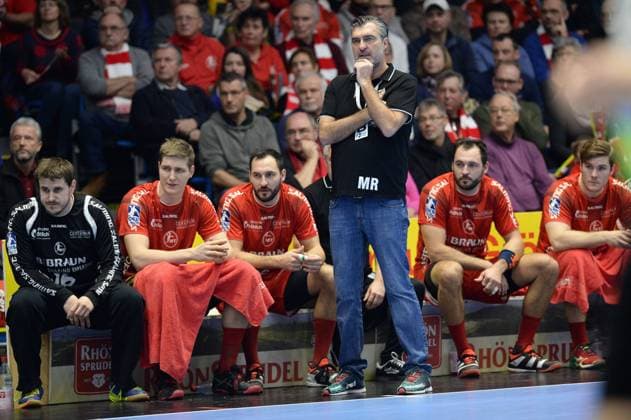 Michael Roth (Trainer MT Melsungen) vor der Bank; Nebojsa Simic (Torwart MT Melsungen) (L), Finn Lemke, Philipp Mueller, Michael Mueller, Johannes Golla (L-R) --- Handball --- 1. Bundesliga --- MT Melsungen vs Frisch Auf Goeppingen --- 17.12.2017, Kassel Copyright: xSippel xEibner-Pressefotox EP_rsl