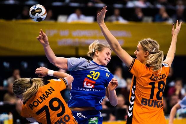 Handball, WM, Damen, Niederlande - Schweden 171217 Nederländernas Estavana Polman och Kelly Dulfer försvarar mot Sveriges Isabelle Gullden i bronsmatchen mellan Sverige och Nederländerna under handbolls-VM den 17 december 2017 i Hamburg. Copyright: CARLxSANDIN BB171217CS030