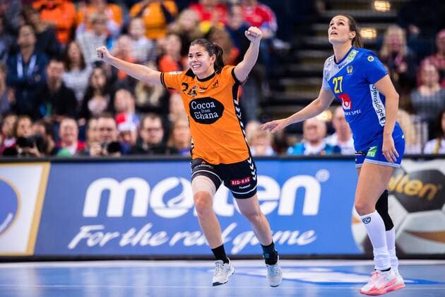 Handball, WM, Damen, Niederlande - Schweden 171217 Nederländernas Martine Smeets jublar samtidigt som Sveriges Sabina Jacobsen deppar i bronsmatchen mellan Sverige och Nederländerna under handbolls-VM den 17 december 2017 i Hamburg. Copyright: CARLxSANDIN BB171217CS037