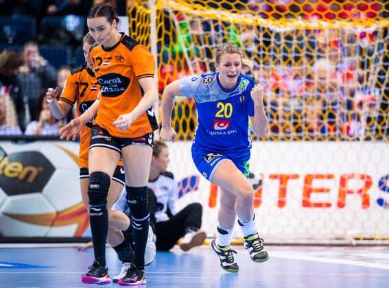 Handball, WM, Damen, Niederlande - Schweden 171217 Sveriges Isabelle Gullden jublar i bronsmatchen mellan Sverige och Nederländerna under handbolls-VM den 17 december 2017 i Hamburg. Copyright: CARLxSANDIN BB171217CS041