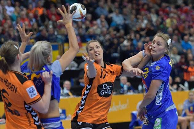 Handball, WM, Damen, Niederlande - Schweden GER, IHF WM 2017, Spiel um Platz 3, Schweden vs Niederlande 17.12.17, Barcleycard Arena Hamburg, GER, IHF WM 2017, Spiel um Platz 3, Schweden vs Niederlande, im Bild Angela Malestein(Niederlande 17) versucht sich gegen Isabelle Gullden (Schweden 20) durchzusetzen