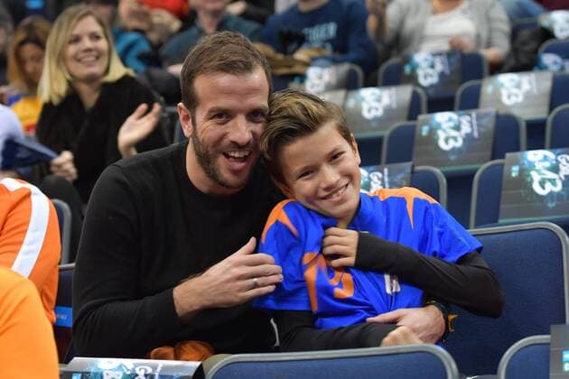 GER, IHF WM 2017, Spiel um Platz 3, Schweden vs Niederlande 17.12.17, Barcleycard Arena Hamburg, GER, IHF WM 2017, Spiel um Platz 3, Schweden vs Niederlande, im Bild Rafael van der Vaart (Fußballprofi) und sein Sohn Damian auf der Tribuene als Fans von den Niederlanden