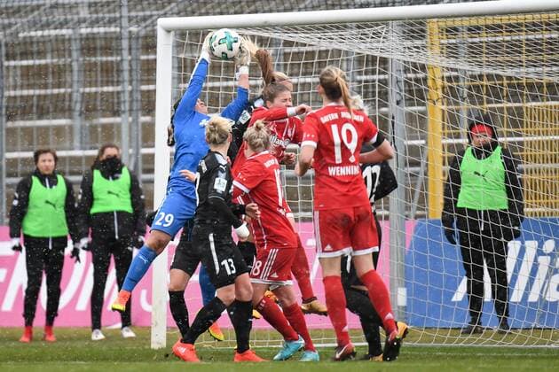 v.li.: Bryane Heaberlin (Torfrau, 1.FFC Frankfurt, 29) fängt den Ball vor Marith Prießen (Priessen, 1.FFC Frankfurt, 13) Melanie Leupolz (FC Bayern München, FCB, 8) Dominika Skorvankova (FC Bayern München, FCB, 18) Carina Wenninger (FC Bayern München, FCB, 19), Fussball,Allianz Frauen-Bundesliga, FC Bayern München - 1. FFC Frankfurt,
