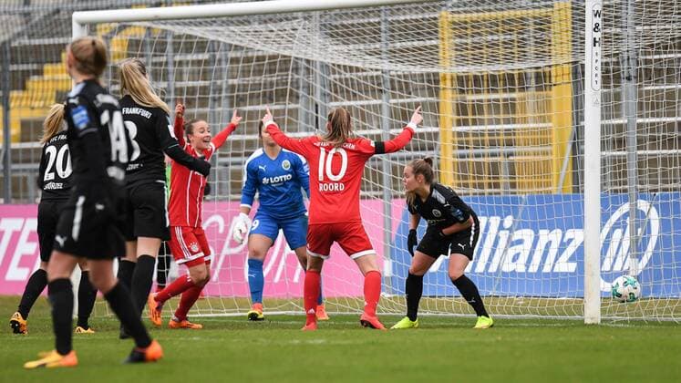 v.li.: Gina Lewandowski (FC Bayern München, FCB, 2) Jill Roord (FC Bayern München, FCB, 10) mit Torjubel, Jubel, Torjubel, Torerfolg, celebrate the goal, goal, celebration, Jubel ueber das Tor zum 2:0 durch Gina Lewandowski (FC Bayern München, FCB, 2) , optimistisch, Action, Aktion, enttäuschte Frankfurter Spielerinnen, Fussball,Allianz Frauen-Bundesliga, FC Bayern München - 1. FFC Frankfurt,