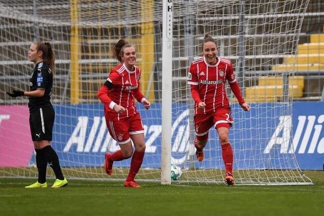 v.li.: Jill Roord (FC Bayern München, FCB, 10) Gina Lewandowski (FC Bayern München, FCB, 2) mit Torjubel, Jubel, Torjubel, Torerfolg, celebrate the goal, goal, celebration, Jubel ueber das Tor zum 2:0 durch Gina Lewandowski (FC Bayern München, FCB, 2) , optimistisch, Action, Aktion, Fussball,Allianz Frauen-Bundesliga, FC Bayern München - 1. FFC Frankfurt,
