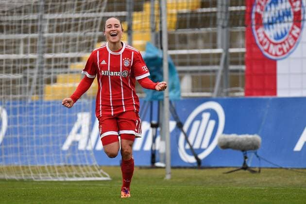 Gina Lewandowski (FC Bayern München, FCB, 2) mit Torjubel, Jubel, Torjubel, Torerfolg, celebrate the goal, goal, celebration, Jubel ueber das Tor zum 2:0 durch Gina Lewandowski (FC Bayern München, FCB, 2) , optimistisch, Action, Aktion, Freisteller, Einzelbild, Fussball,Allianz Frauen-Bundesliga, FC Bayern München - 1. FFC Frankfurt,
