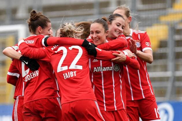 Spielerinnen des FC Bayern München mit Torjubel, Jubel, Torjubel, Torerfolg, celebrate the goal, goal, celebration, Jubel ueber das Tor zum 2:0 durch Gina Lewandowski (FC Bayern München, FCB, 2) (3.v.re.), optimistisch, Action, Aktion, Fussball,Allianz Frauen-Bundesliga, FC Bayern München - 1. FFC Frankfurt,