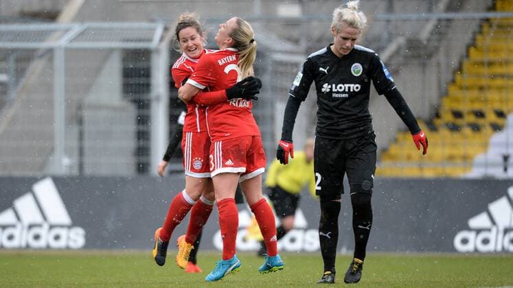 v.li.: Nicole Rolser (FC Bayern München, FCB, 29) Mandy Islacker (FC Bayern München, FCB, 23) mit Torjubel, Jubel, Torjubel, Torerfolg, celebrate the goal, goal, celebration, Jubel ueber das Tor zum 1:0 durch Nicole Rolser (FC Bayern München, FCB, 29), optimistisch, Action, Aktion, Selina Ostermeier (1.FFC Frankfurt, 2) enttäuscht schauend, Enttäuschung, Frustration, disappointed, pessimistisch, Fussball,Allianz Frauen-Bundesliga, FC Bayern München - 1. FFC Frankfurt,
