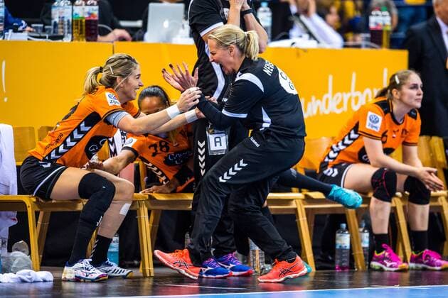 Handball, WM, Damen, Niederlande - Schweden 171217 Nederländernas förbundskapten Helle Thomsen jublar i bronsmatchen mellan Sverige och Nederländerna under handbolls-VM den 17 december 2017 i Hamburg. Copyright: CARLxSANDIN BB171217CS061