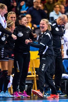 Handball, WM, Damen, Niederlande - Schweden 171217 Nederländernas förbundskapten Helle Thomsen jublar i bronsmatchen mellan Sverige och Nederländerna under handbolls-VM den 17 december 2017 i Hamburg. Copyright: CARLxSANDIN BB171217CS063
