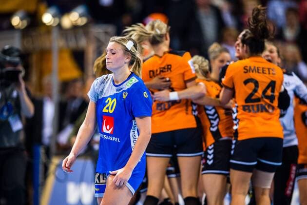 Handball, WM, Damen, Niederlande - Schweden 171217 Sveriges Isabelle Gullden deppar samtidigt som Nederländernas spelare jublar efter bronsmatchen mellan Sverige och Nederländerna under handbolls-VM den 17 december 2017 i Hamburg. Copyright: CARLxSANDIN BB171217CS064