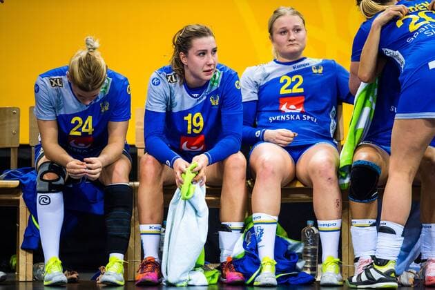 Handball, WM, Damen, Niederlande - Schweden 171217 Sveriges Nathalie Hagman , Anna Lagerquist och Hanna Blomstrand deppar efter bronsmatchen mellan Sverige och Nederländerna under handbolls-VM den 17 december 2017 i Hamburg. Copyright: CARLxSANDIN BB171217CS071