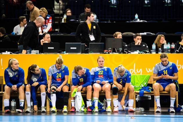Handball, WM, Damen, Niederlande - Schweden 171217 Sveriges spelare deppar pa bänken efter bronsmatchen mellan Sverige och Nederländerna under handbolls-VM den 17 december 2017 i Hamburg. Copyright: CARLxSANDIN BB171217CS076