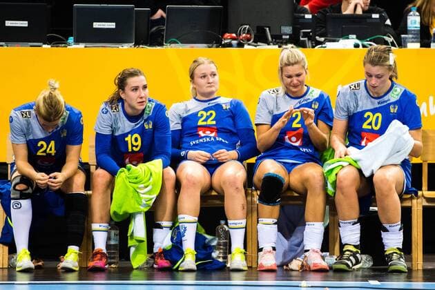 Handball, WM, Damen, Niederlande - Schweden 171217 Sveriges Nathalie Hagman , Anna Lagerquist , Hanna Blomstrand , Ulrika Toft Hansen och Isabelle Gullden deppar pa bänken efter bronsmatchen mellan Sverige och Nederländerna under handbolls-VM den 17 december 2017 i Hamburg. Copyright: CARLxSANDIN BB171217CS077