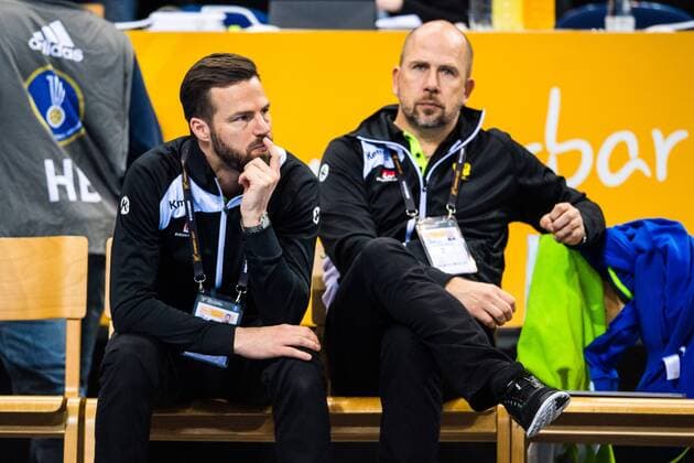 Handball, WM, Damen, Niederlande - Schweden 171217 Sveriges förbundskapten Henrik Signell och assisterande förbundskapten Jan Ekman deppar pa bänken efter bronsmatchen mellan Sverige och Nederländerna under handbolls-VM den 17 december 2017 i Hamburg. Copyright: CARLxSANDIN BB171217CS081