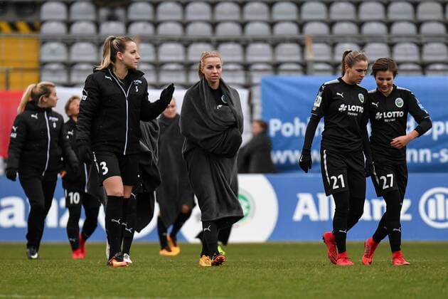 Frankfurter Spielerinnen nach Spielende mit hängenden Köpfen, enttäuscht schauend, Enttäuschung, Frustration, disappointed, pessimistisch, Fussball,Allianz Frauen-Bundesliga, FC Bayern München - 1. FFC Frankfurt,