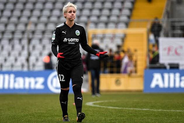 Sophie Schmidt (1.FFC Frankfurt, 12) nach Spielende enttäuscht schauend, Enttäuschung, Frustration, disappointed, pessimistisch, Freisteller, Einzelbild, Aktion, Action, Fussball,Allianz Frauen-Bundesliga, FC Bayern München - 1. FFC Frankfurt,