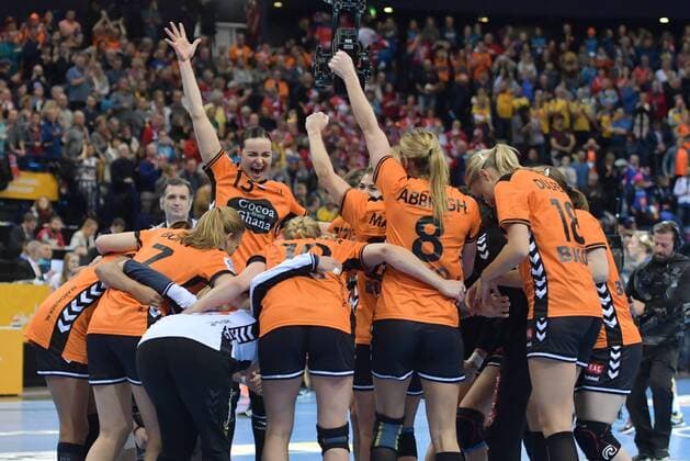 Handball, WM, Damen, Niederlande - Schweden GER, IHF WM 2017, Spiel um Platz 3, Schweden vs Niederlande 17.12.17, Barcleycard Arena Hamburg, GER, IHF WM 2017, Spiel um Platz 3, Schweden vs Niederlande, im Bild die Niederlaendische Mannschaft jubelt ueber den Sieg und damit das Erreichen des 3.Platzes