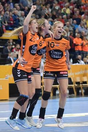 Handball, WM, Damen, Niederlande - Schweden GER, IHF WM 2017, Spiel um Platz 3, Schweden vs Niederlande 17.12.17, Barcleycard Arena Hamburg, GER, IHF WM 2017, Spiel um Platz 3, Schweden vs Niederlande, im Bild die Niederlaendische Mannschaft jubelt ueber den Sieg und damit das Erreichen des 3.Platzes
