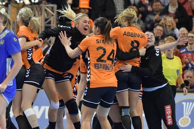 Handball, WM, Damen, Niederlande - Schweden GER, IHF WM 2017, Spiel um Platz 3, Schweden vs Niederlande 17.12.17, Barcleycard Arena Hamburg, GER, IHF WM 2017, Spiel um Platz 3, Schweden vs Niederlande, im Bild die Niederlaendische Mannschaft jubelt ueber den Sieg und damit das Erreichen des 3.Platzes