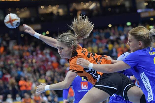 Handball, WM, Damen, Niederlande - Schweden GER, IHF WM 2017, Spiel um Platz 3, Schweden vs Niederlande 17.12.17, Barcleycard Arena Hamburg, GER, IHF WM 2017, Spiel um Platz 3, Schweden vs Niederlande, im Bild Estavanao Polman (Niederlande 79 Lebensgefaehrtin von Rafael van der Vaart) versucht sich gegen Nathalie Hagman (Schweden 24) durchzusetzen