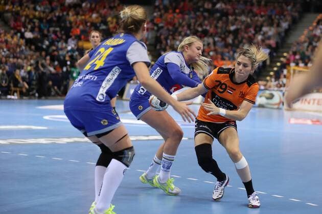 Handball, WM, Damen, Niederlande - Schweden Niederlande - Schweden, 23. IHF Handball-Weltmeisterschaft der Frauen; Hamburg, 17.12.17 Hamburg, 17.12.17, Handball, 23. IHF Handball-Weltmeisterschaft der Frauen, Spiel um Platz 3, Niederlande - Schweden : Estavana Polman (Niederlande, 79), Nathalie Hagman (Schweden, 24), Hanna Blomstrand (Schweden, 22)