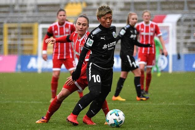 v.li.: Gina Lewandowski (FC Bayern München, FCB, 2) Kumi Yokoyama (1.FFC Frankfurt, 10) im Zweikampf, Duell, duel, tackle, Dynamik, Action, Aktion, Fussball,Allianz Frauen-Bundesliga, FC Bayern München - 1. FFC Frankfurt,