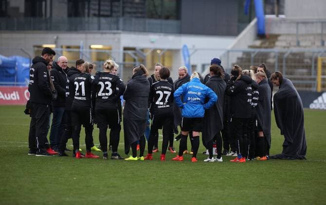 17.12.2017 xcex Deutschland, München, Fussball, Frauenfussball Allianz Frauen-Bundesliga Saison 2017 2018 FC Bayern München - 1. FFC Frankfurt Trainer Niko Arnautis (FFC) versammelt seine Spielerinnen im Mannschaftskreis