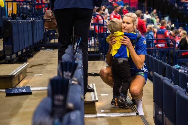 Handball, WM, Damen, Niederlande - Schweden 171217 Sveriges Ulrika Toft Hansen med sin son Oliver efter bronsmatchen mellan Sverige och Nederländerna under handbolls-VM den 17 december 2017 i Hamburg. Copyright: CARLxSANDIN BB171217CS085
