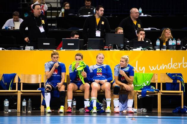 Handball, WM, Damen, Niederlande - Schweden 171217 Sveriges Nathalie Hagman , Anna Lagerquist , Hanna Blomstrand och Ulrika Toft Hansen deppar pa bänken efter bronsmatchen mellan Sverige och Nederländerna under handbolls-VM den 17 december 2017 i Hamburg. Copyright: CARLxSANDIN BB171217CS091