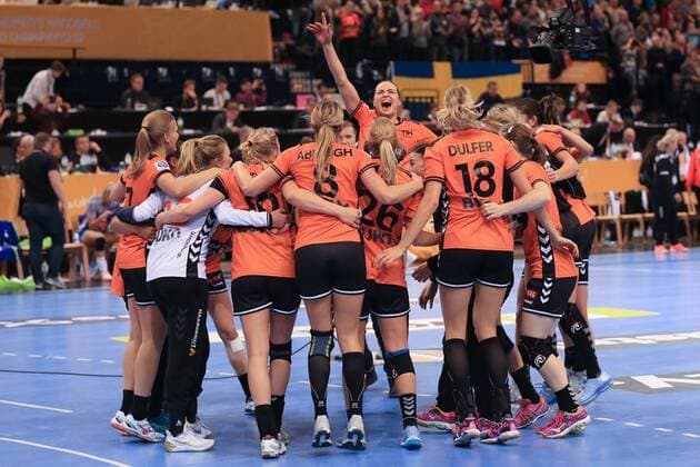 Handball, WM, Damen, Niederlande - Schweden Deutschland, Hamburg , Barcleycard Arena , Handball , Weltmeisterschaft der Frauen , Spiel um Platz 3 , Schweden - Niederlande , SChlussjubel ( NED ) Niederlande gewinnen und werden 3. Bronze Medaillen Gewinner