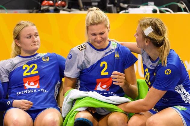 Handball, WM, Damen, Niederlande - Schweden 171217 Sveriges Hanna Blomstrand, Ulrika Toft Hansen och Isabelle Gullden deppar efter bronsmatchen mellan Sverige och Nederländerna under handbolls-VM den 17 december 2017 i Hamburg. Copyright: CARLxSANDIN BB171217CS096