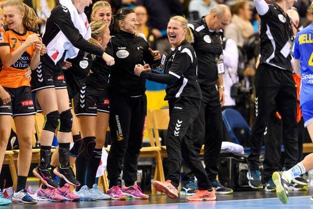 Handball, WM, Damen, Niederlande - Schweden 171217 Nederländernas förbundskapten Helle Thomsen jublar efter bronsmatchen mellan Sverige och Nederländerna under handbolls-VM den 17 december 2017 i Hamburg. Copyright: CARLxSANDIN BB171217CS097
