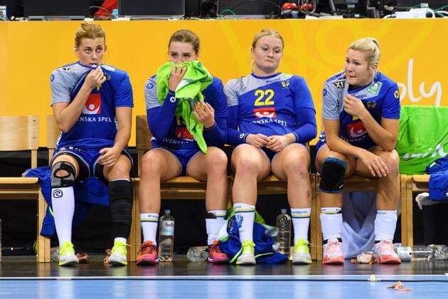 Handball, WM, Damen, Niederlande - Schweden 171217 Sveriges Nathalie Hagman, Anna Lagerquist, Hanna Blomstrand och Ulrika Toft Hansen deppar efter bronsmatchen mellan Sverige och Nederländerna under handbolls-VM den 17 december 2017 i Hamburg. Copyright: CARLxSANDIN BB171217CS099