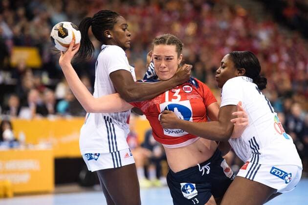 Handball, WM, Damen, Finale, Norwegen - Frankreich 171217 Frankrikes Gnonsiane Niombla och Grace Zaadi försvarar mot Norges Kari Brattset i finalen mellan Frankrike och Norge under handbolls-VM den 17 december 2017 i Hamburg. Copyright: CARLxSANDIN BB171217CS114