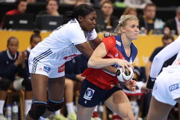 Frankreich - Norwegen, 23. IHF Handball-Weltmeisterschaft der Frauen; Hamburg, 17.12.17 Hamburg, 17.12.17, Handball, 23. IHF Handball-Weltmeisterschaft der Frauen, Finale, Frankreich - Norwegen : Veronica Kristiansen (Norwegen, 04), Grace Zaadi (Frankreich, 10)