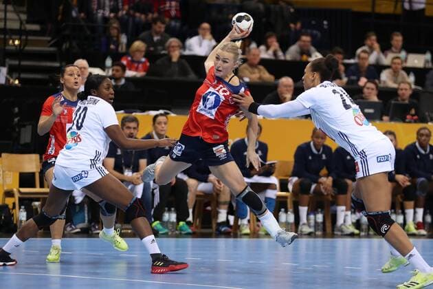Frankreich - Norwegen, 23. IHF Handball-Weltmeisterschaft der Frauen; Hamburg, 17.12.17 Hamburg, 17.12.17, Handball, 23. IHF Handball-Weltmeisterschaft der Frauen, Finale, Frankreich - Norwegen : Stine Bredal Oftedal (Norwegen, 10), Grace Zaadi (Frankreich, 10), Beatrice Edwige (Frankreich, 24)