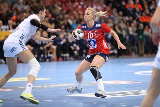 Frankreich - Norwegen, 23. IHF Handball-Weltmeisterschaft der Frauen; Hamburg, 17.12.17 Hamburg, 17.12.17, Handball, 23. IHF Handball-Weltmeisterschaft der Frauen, Finale, Frankreich - Norwegen : Stine Bredal Oftedal (Norwegen, 10), Camille Ayglon Saurina (Frankreich, 05)