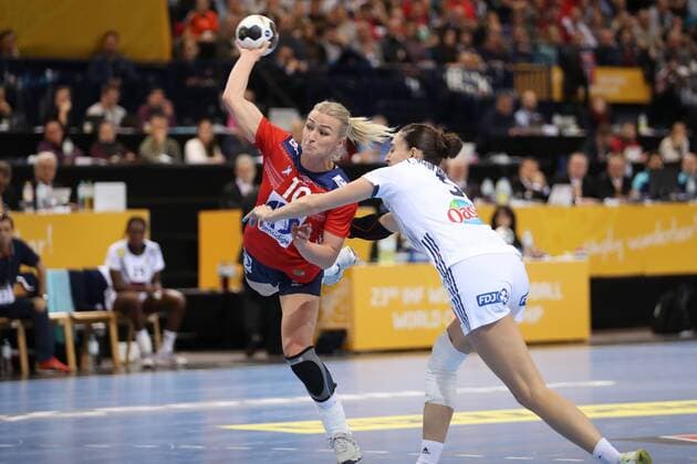 Frankreich - Norwegen, 23. IHF Handball-Weltmeisterschaft der Frauen; Hamburg, 17.12.17 Hamburg, 17.12.17, Handball, 23. IHF Handball-Weltmeisterschaft der Frauen, Finale, Frankreich - Norwegen : Stine Bredal Oftedal (Norwegen, 10), Camille Ayglon Saurina (Frankreich, 05)