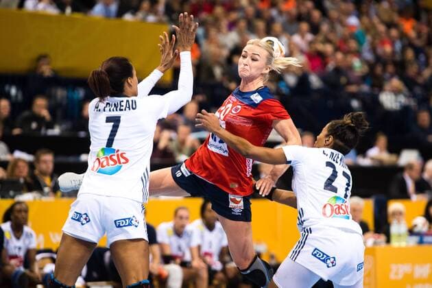 171217 Norges Stine Bredal Oftedal i finalen mellan Frankrike och Norge under handbolls-VM den 17 december 2017 i Hamburg. Copyright: CARLxSANDIN BB171217CS126
