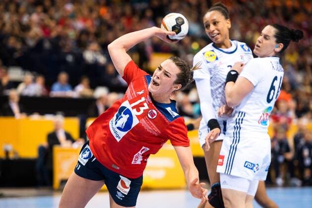 171217 Norges Kari Brattset i finalen mellan Frankrike och Norge under handbolls-VM den 17 december 2017 i Hamburg. Copyright: CARLxSANDIN BB171217CS127