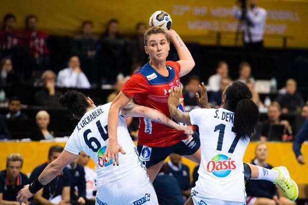171217 Norges Amanda Kurtovic i finalen mellan Frankrike och Norge under handbolls-VM den 17 december 2017 i Hamburg. Copyright: CARLxSANDIN BB171217CS133