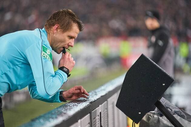 Hauptschiedsrichter Patrick ITTRICH mit Pfeife, Gestik, zeigt, Schiri, Schiedsrichter, Einzelaktion Videoassistent, Videoreferee, Videobeweis, Zeichen Hand ans Ohr, anrufen, Funk, fragen, Video, Anfrage, Videoschiri, Videoschiedsrichter, Zeichen Hand ans Ohr, anrufen, Funk, fragen, Monitor, Aufzeichnung ansehen, Wiederholung, VFB STUTTGART - FC BAYERN MUENCHEN 0-1 Fussball 1. Bundesliga , Stuttgart, am 16.12.2017, 17.Spieltag, Saison 2017 2018, 1.Liga, 1.Bundesliga, *** Main referee Patrick ITTRICH with whistle Gestures showing Referee Single action Video assistant Video referee Signs Hand to the ear Call radio Request video Video call video umpire Sign Call hand to ear Radio questions Monitor View replay VFB STUTTGART FC BAVARIA MUENCHEN 0 1 Soccer 1 Bundesliga Stuttgart on 16 12 2017 17 Gameday League Season 2017 2018 1 League 1 Bundesliga