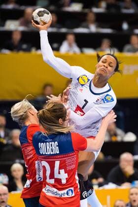Handball, WM, Damen, Finale, Norwegen - Frankreich 171217 Frankrikes Allison Pineau i finalen mellan Frankrike och Norge under handbolls-VM den 17 december 2017 i Hamburg. Copyright: CARLxSANDIN BB171217CS154