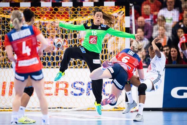 Handball, WM, Damen, Finale, Norwegen - Frankreich 171217 Norges Heidi L¿ke utmanar Frankrikes malvakt Cleopatre Darleux i finalen mellan Frankrike och Norge under handbolls-VM den 17 december 2017 i Hamburg. Copyright: CARLxSANDIN BB171217CS157