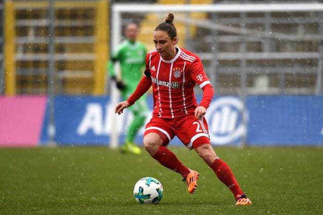 Gina Lewandowski (FC Bayern München, FCB, 2) am Ball, Fussball,Allianz Frauen-Bundesliga, FC Bayern München - 1. FFC Frankfurt,