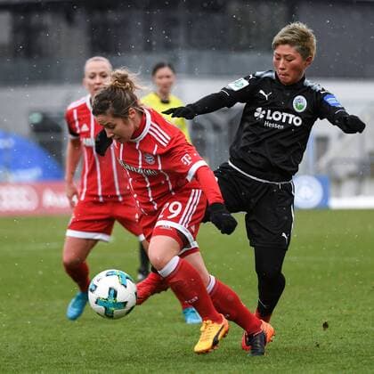 v.li.: Nicole Rolser (FC Bayern München, FCB, 29) Kumi Yokoyama (1.FFC Frankfurt, 10) im Zweikampf, Duell, duel, tackle, Dynamik, Action, Aktion, Fussball,Allianz Frauen-Bundesliga, FC Bayern München - 1. FFC Frankfurt,