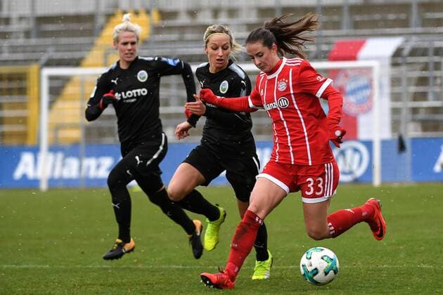 v.li.: Selina Ostermeier (1.FFC Frankfurt, 2) Jackie Groenen (1.FFC Frankfurt, 14) Sara Ilonka Däbritz (Sara Daebritz, FC Bayern München, FCB, 33) im Zweikampf, Duell, duel, tackle, Dynamik, Action, Aktion, Fussball,Allianz Frauen-Bundesliga, FC Bayern München - 1. FFC Frankfurt,