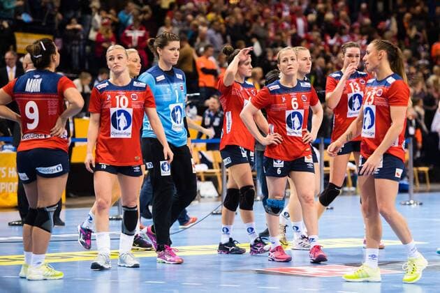 Handball, WM, Damen, Finale, Norwegen - Frankreich 171217 Norges spelare deppar efter finalen mellan Frankrike och Norge under handbolls-VM den 17 december 2017 i Hamburg. Copyright: CARLxSANDIN BB171217CS161