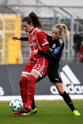 v.li.: Sara Ilonka Däbritz (Sara Daebritz, FC Bayern München, FCB, 33) Kathrin Hendrich (1.FFC Frankfurt, 4) im Zweikampf, Duell, duel, tackle, Dynamik, Action, Aktion, Fussball,Allianz Frauen-Bundesliga, FC Bayern München - 1. FFC Frankfurt,